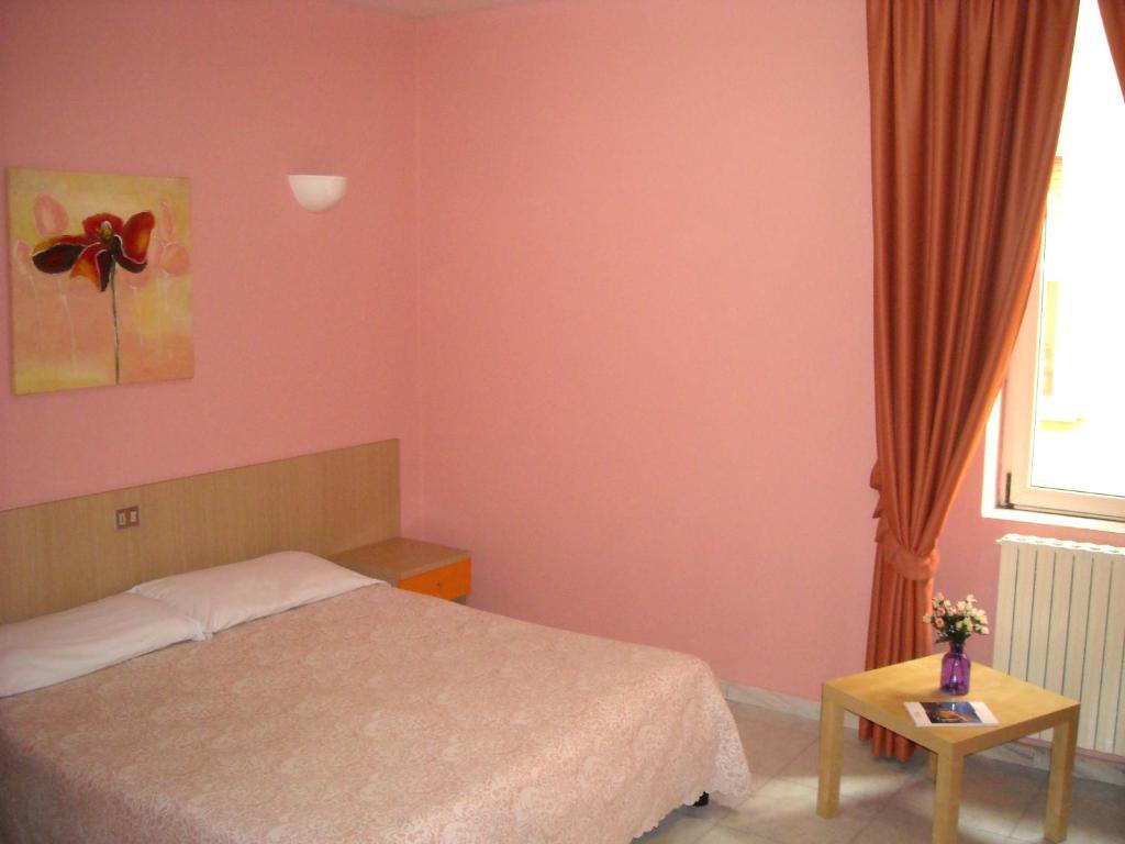 Hotel New Baby Caserta Szoba fotó